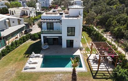 Denize yürüme mesafesinde Ormana cepheli 1.000m2 müstakil arsa içinde Deniz manzaralı 5+1 Villa