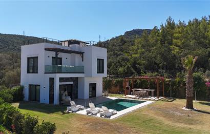 Denize yürüme mesafesinde Ormana cepheli 1.000m2 müstakil arsa içinde Deniz manzaralı 5+1 Villa