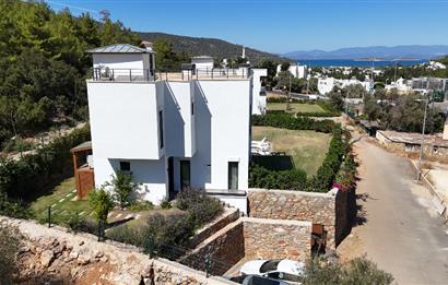 Denize yürüme mesafesinde Ormana cepheli 1.000m2 müstakil arsa içinde Deniz manzaralı 5+1 Villa