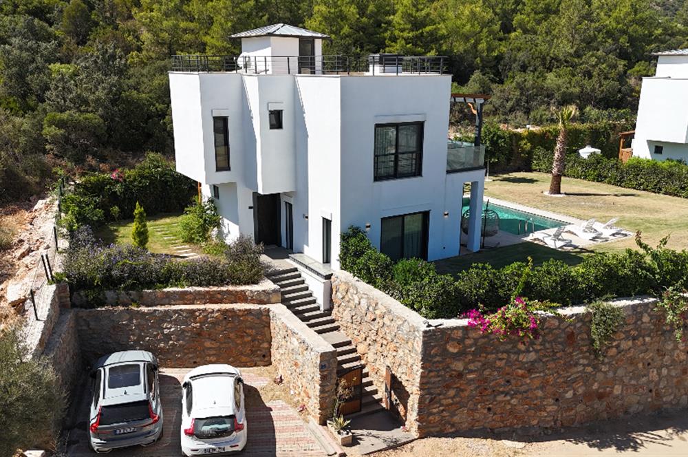 Denize yürüme mesafesinde Ormana cepheli 1.000m2 müstakil arsa içinde Deniz manzaralı 5+1 Villa