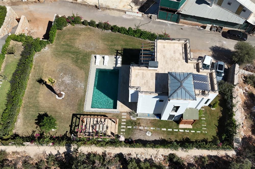 Denize yürüme mesafesinde Ormana cepheli 1.000m2 müstakil arsa içinde Deniz manzaralı 5+1 Villa