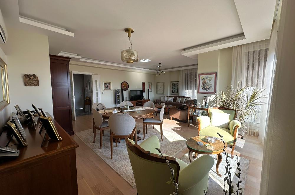 CADDEBOSTAN'DA BAĞDAT CADDESİ'NE PARALEL SATILIK 5+1 DAİRE