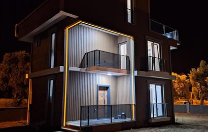 BALIKESİR AVŞA ADASINDA HAVUZLU VİLLA