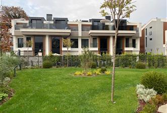 Zekeriyaköy'de Ormana Komşu Prestijli Site'de Satılık Villa