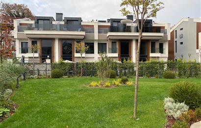 Zekeriyaköy'de Ormana Komşu Prestijli Site'de Satılık Villa