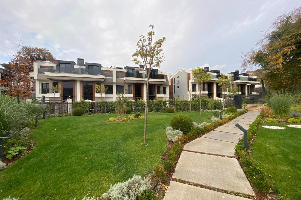 Zekeriyaköy'de Ormana Komşu Prestijli Site'de Satılık Villa