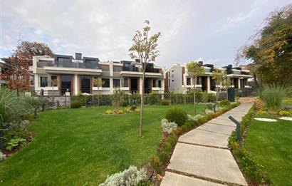 Zekeriyaköy'de Ormana Komşu Prestijli Site'de Satılık Villa