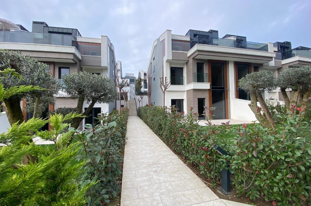 Zekeriyaköy'de Ormana Komşu Prestijli Site'de Satılık Villa