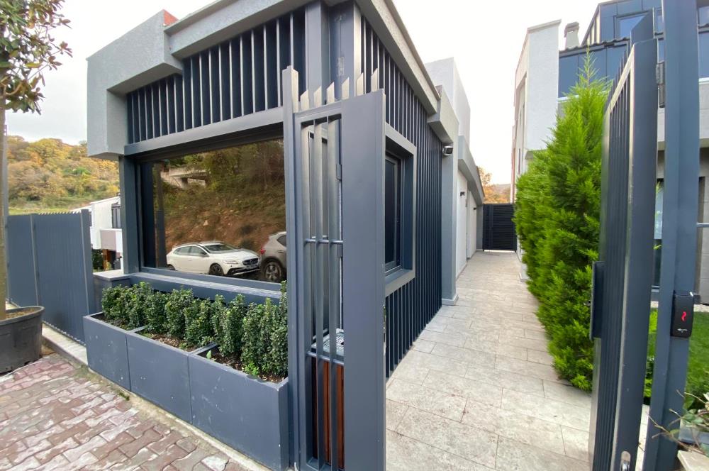 Zekeriyaköy'de Ormana Komşu Prestijli Site'de Satılık Villa