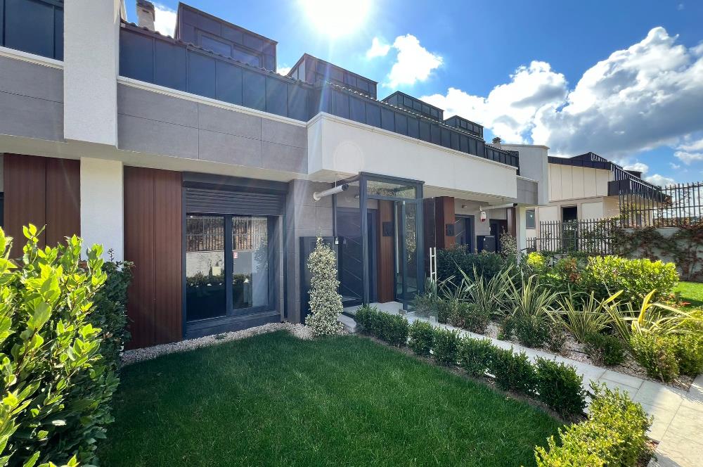 Zekeriyaköy'de Ormana Komşu Prestijli Site'de Satılık Villa