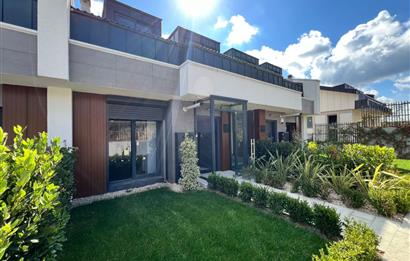 Zekeriyaköy'de Ormana Komşu Prestijli Site'de Satılık Villa