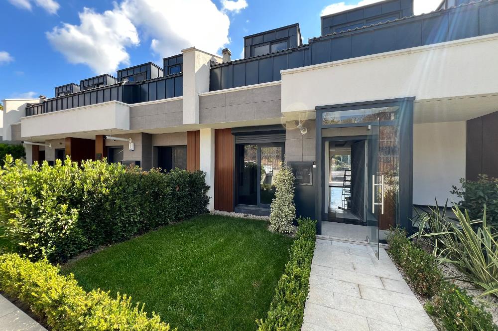 Zekeriyaköy'de Ormana Komşu Prestijli Site'de Satılık Villa