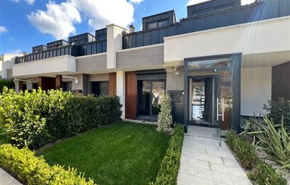 Zekeriyaköy'de Ormana Komşu Prestijli Site'de Satılık Villa
