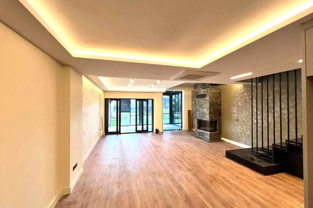 Zekeriyaköy'de Ormana Komşu Prestijli Site'de Satılık Villa
