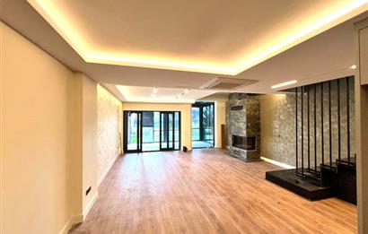 Zekeriyaköy'de Ormana Komşu Prestijli Site'de Satılık Villa