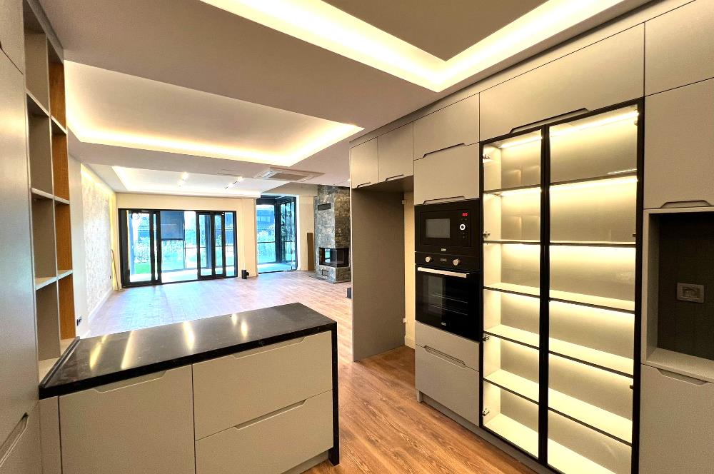 Zekeriyaköy'de Ormana Komşu Prestijli Site'de Satılık Villa