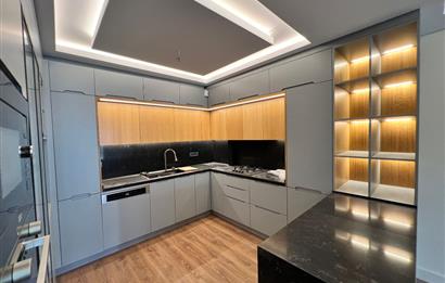 Zekeriyaköy'de Ormana Komşu Prestijli Site'de Satılık Villa