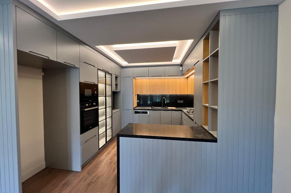 Zekeriyaköy'de Ormana Komşu Prestijli Site'de Satılık Villa