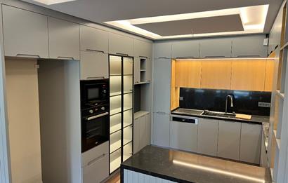 Zekeriyaköy'de Ormana Komşu Prestijli Site'de Satılık Villa