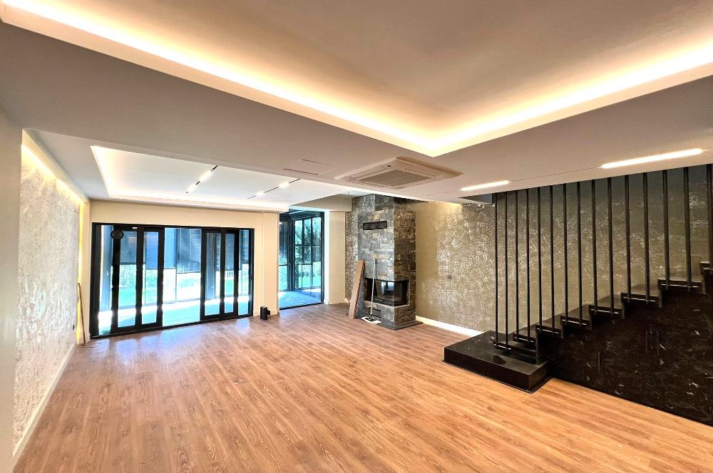 Zekeriyaköy'de Ormana Komşu Prestijli Site'de Satılık Villa
