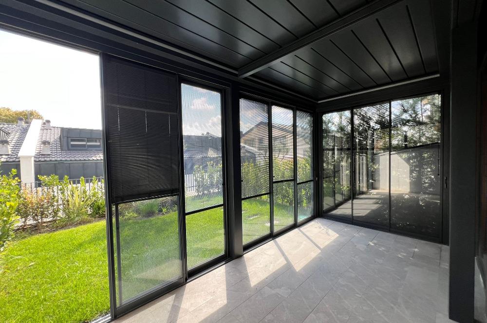 Zekeriyaköy'de Ormana Komşu Prestijli Site'de Satılık Villa