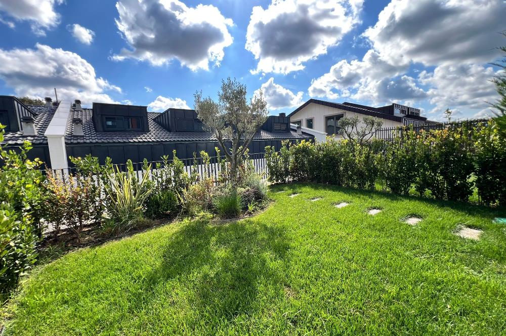 Zekeriyaköy'de Ormana Komşu Prestijli Site'de Satılık Villa