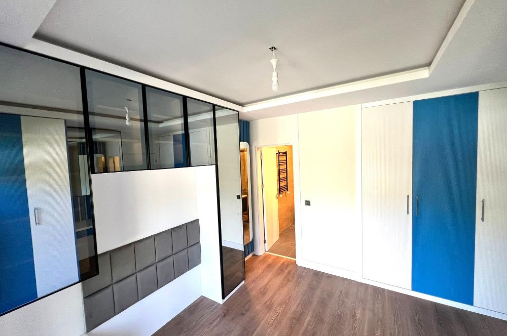Zekeriyaköy'de Ormana Komşu Prestijli Site'de Satılık Villa