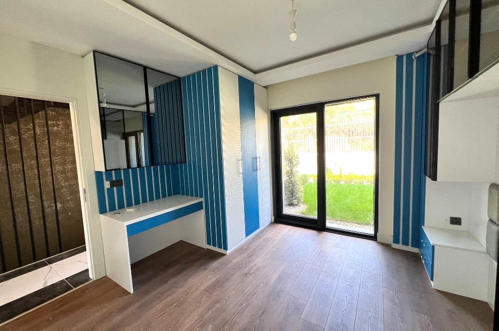 Zekeriyaköy'de Ormana Komşu Prestijli Site'de Satılık Villa