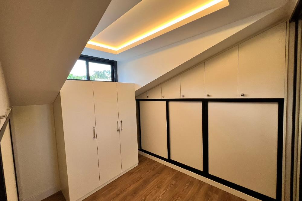 Zekeriyaköy'de Ormana Komşu Prestijli Site'de Satılık Villa
