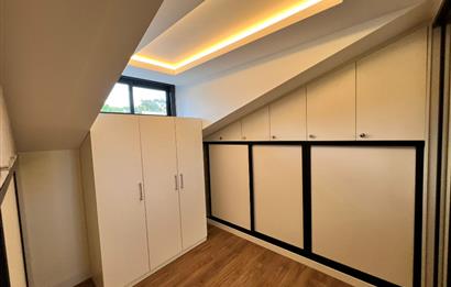 Zekeriyaköy'de Ormana Komşu Prestijli Site'de Satılık Villa