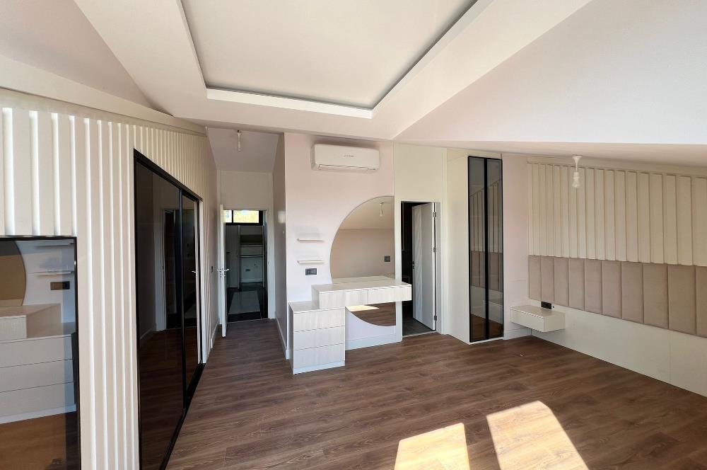 Zekeriyaköy'de Ormana Komşu Prestijli Site'de Satılık Villa