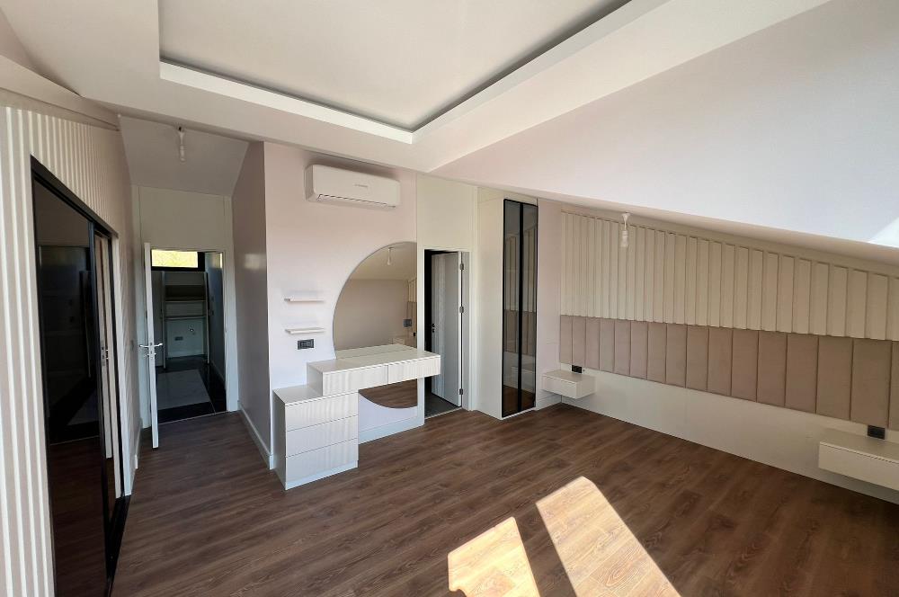Zekeriyaköy'de Ormana Komşu Prestijli Site'de Satılık Villa