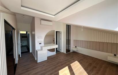 Zekeriyaköy'de Ormana Komşu Prestijli Site'de Satılık Villa