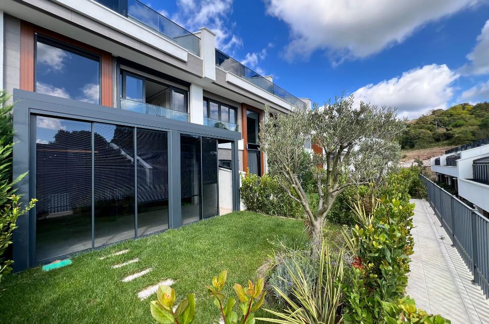 Zekeriyaköy'de Ormana Komşu Prestijli Site'de Satılık Villa