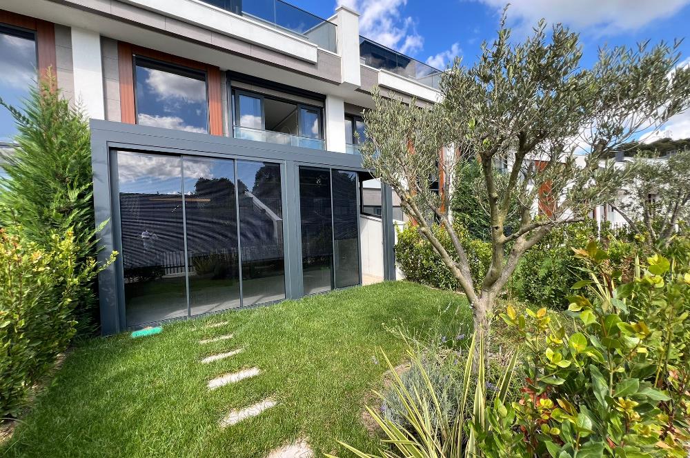 Zekeriyaköy'de Ormana Komşu Prestijli Site'de Satılık Villa