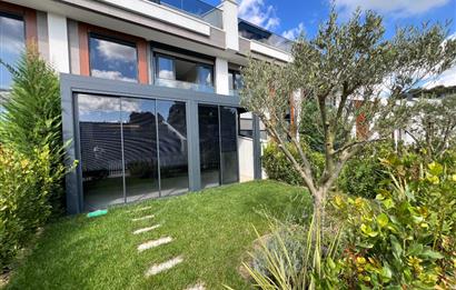 Zekeriyaköy'de Ormana Komşu Prestijli Site'de Satılık Villa