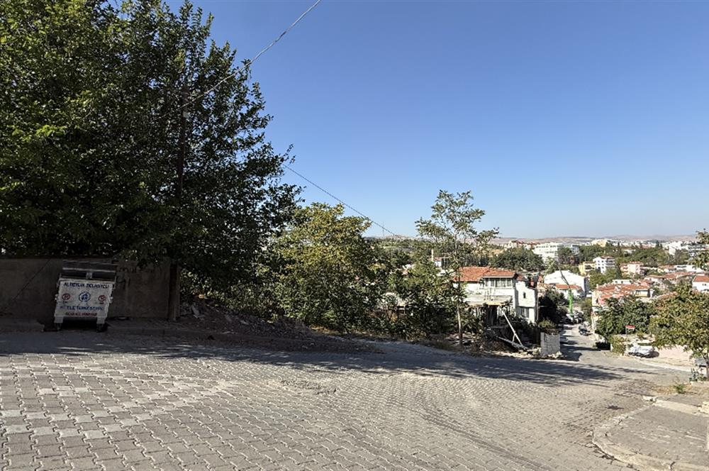 Century21 Bal'dan Dinkçilerde Satılık 2 Katlı Avlulu Kargir Ev