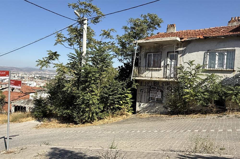 Century21 Bal'dan Dinkçilerde Satılık 2 Katlı Avlulu Kargir Ev