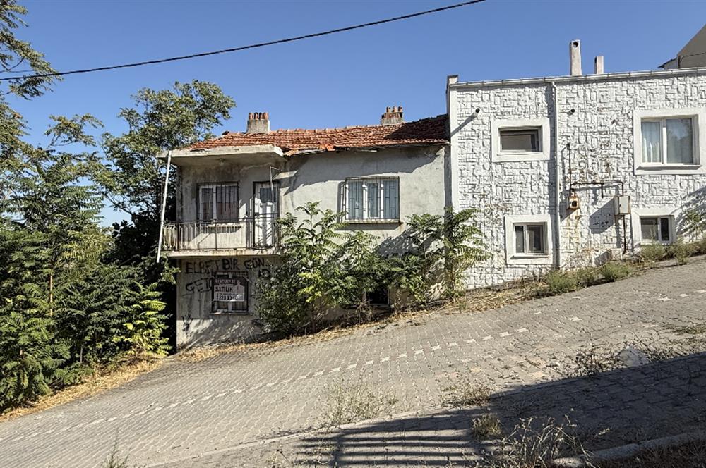 Century21 Bal'dan Dinkçilerde Satılık 2 Katlı Avlulu Kargir Ev