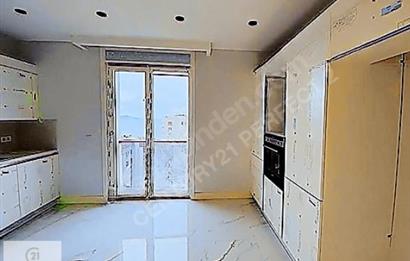 Caddebostan'da Deniz Manzaralı Geniş Katta Tek Daire