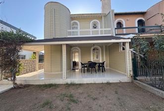 Çeşme Deniz Obası Sitesi'nde Satılık 2+1 Bahçeli Dubleks Villa