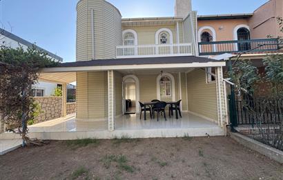 Çeşme Deniz Obası Sitesi'nde Satılık 2+1 Bahçeli Dubleks Villa