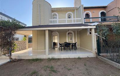 Çeşme Deniz Obası Sitesi'nde Satılık 2+1 Bahçeli Dubleks Villa