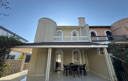 Çeşme Deniz Obası Sitesi'nde Satılık 2+1 Bahçeli Dubleks Villa