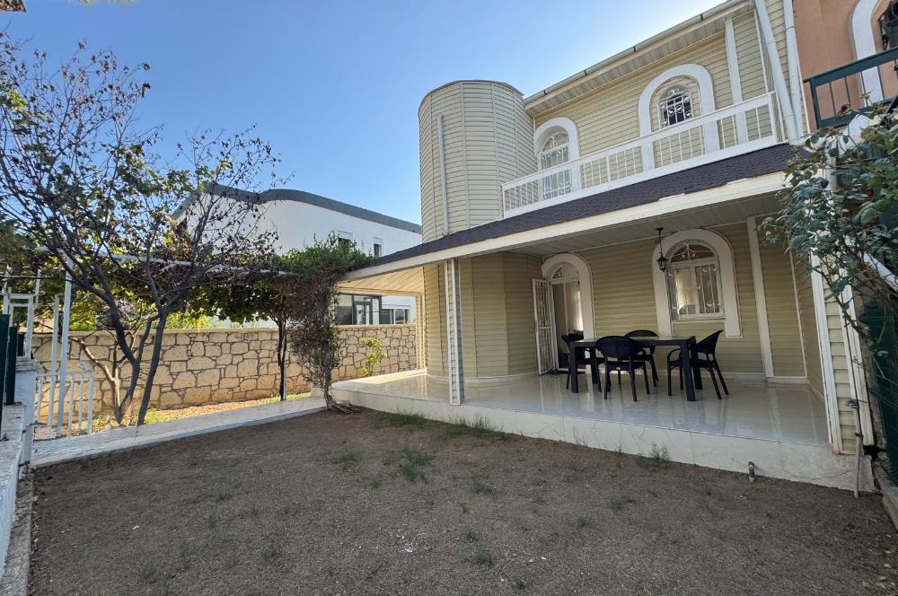 Çeşme Deniz Obası Sitesi'nde Satılık 2+1 Bahçeli Dubleks Villa