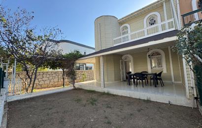 Çeşme Deniz Obası Sitesi'nde Satılık 2+1 Bahçeli Dubleks Villa