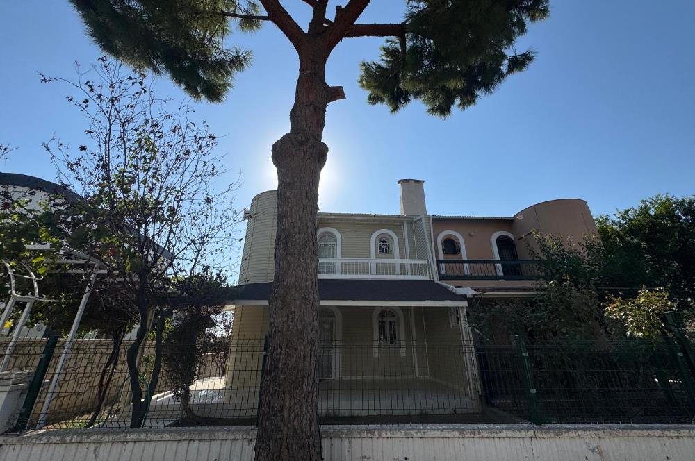 Çeşme Deniz Obası Sitesi'nde Satılık 2+1 Bahçeli Dubleks Villa