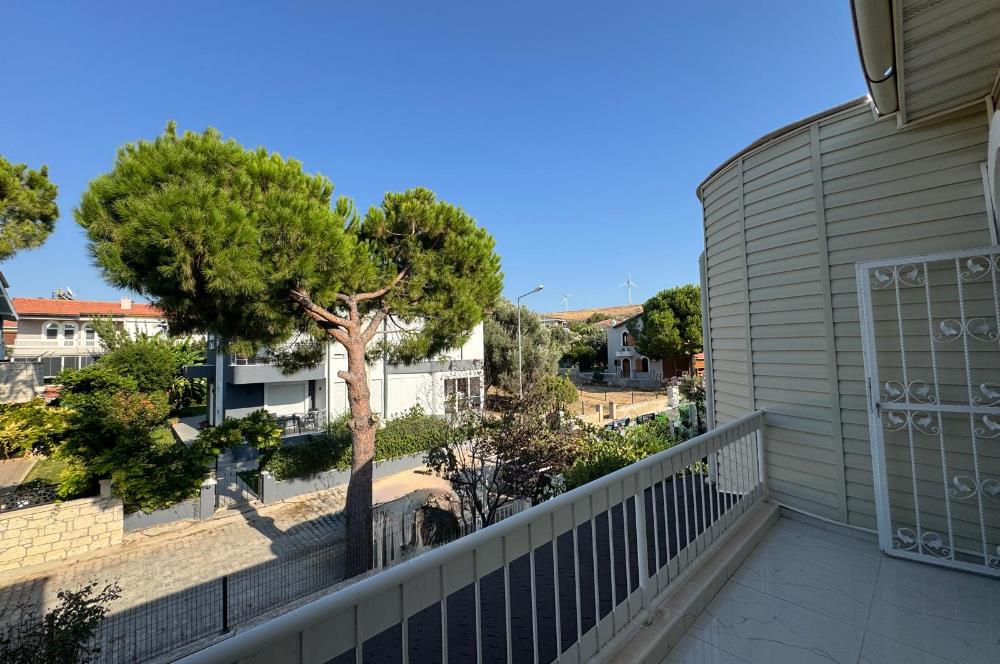 Çeşme Deniz Obası Sitesi'nde Satılık 2+1 Bahçeli Dubleks Villa