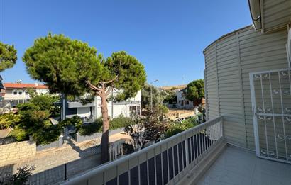 Çeşme Deniz Obası Sitesi'nde Satılık 2+1 Bahçeli Dubleks Villa