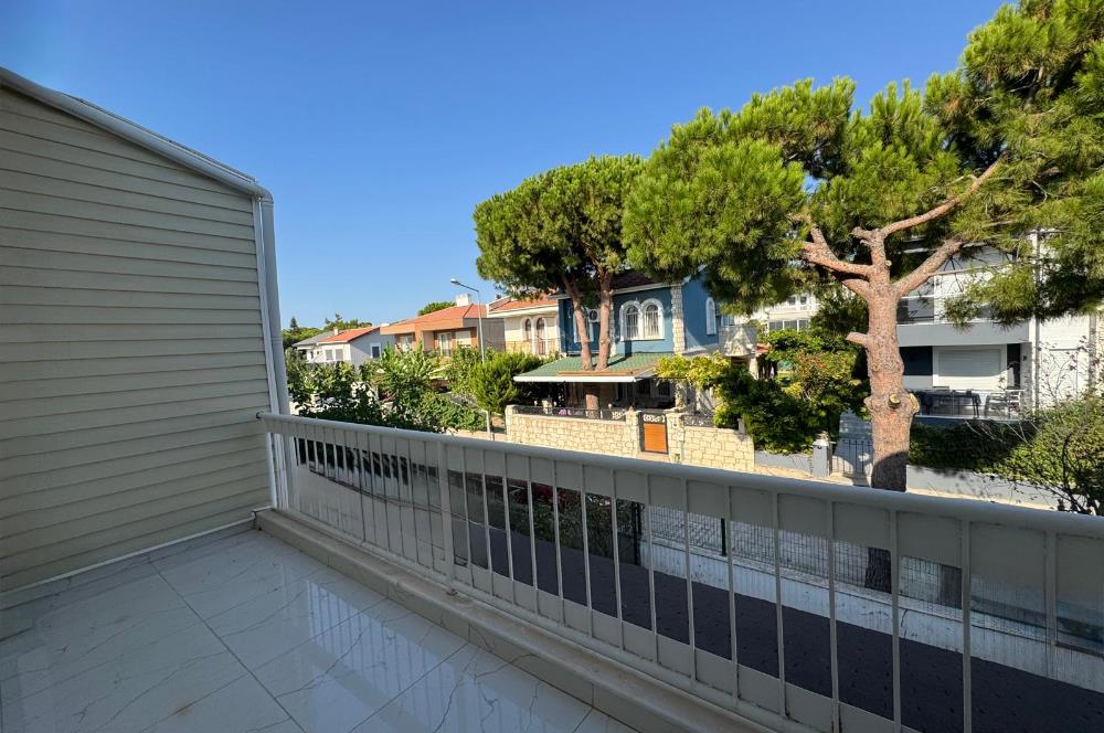 Çeşme Deniz Obası Sitesi'nde Satılık 2+1 Bahçeli Dubleks Villa